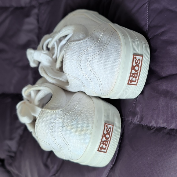 NWOB Taos Size 6 White Canvas Sneakers - Picture 5 of 6